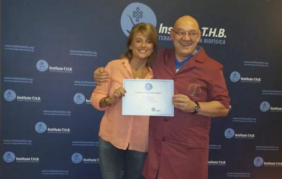 Jaume Campos entregando diploma a Myriam Segrelles - Especialista método DEEP®